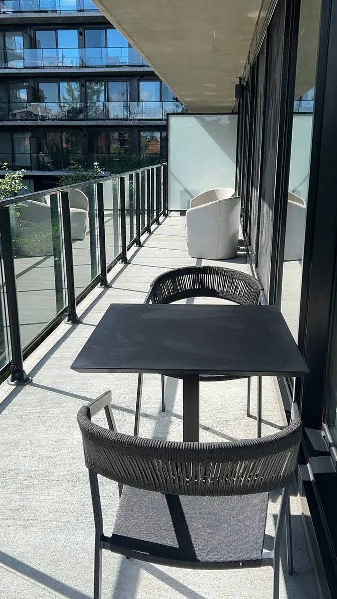 Balcon aménagé après le nettoyage