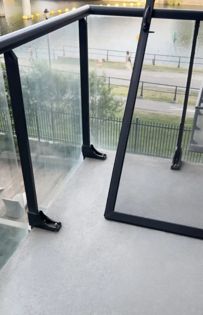 Sol et moustiquaires après le nettoyage