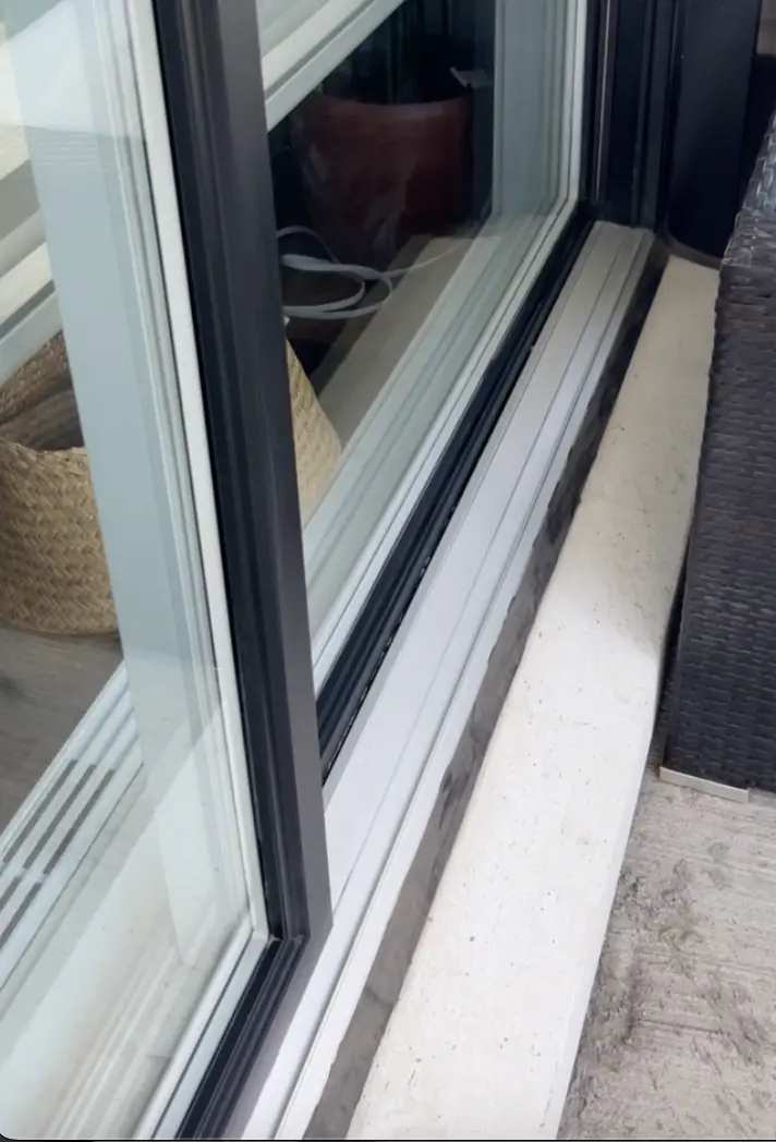 Rail de porte-patio après le nettoyage Premium